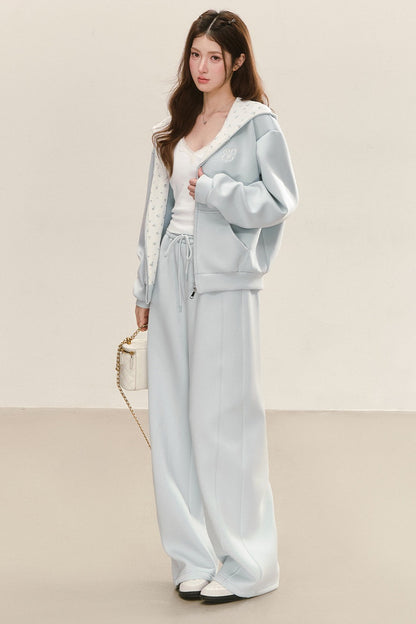 Completo con giacca con cappuccio dalla vestibilità comoda e pantaloni della tuta a gamba larga