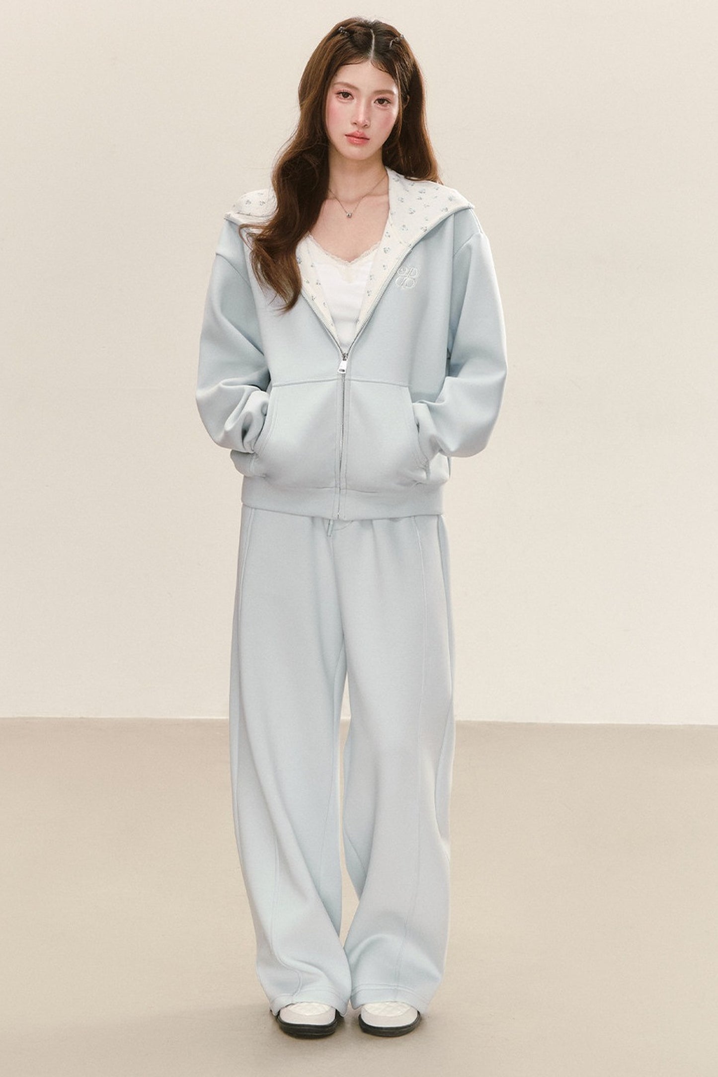 Completo con giacca con cappuccio dalla vestibilità comoda e pantaloni della tuta a gamba larga