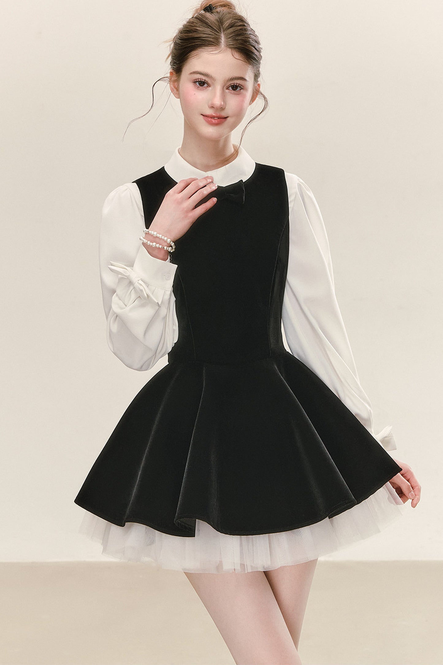 Conjunto de vestido de terciopelo negro con camisa