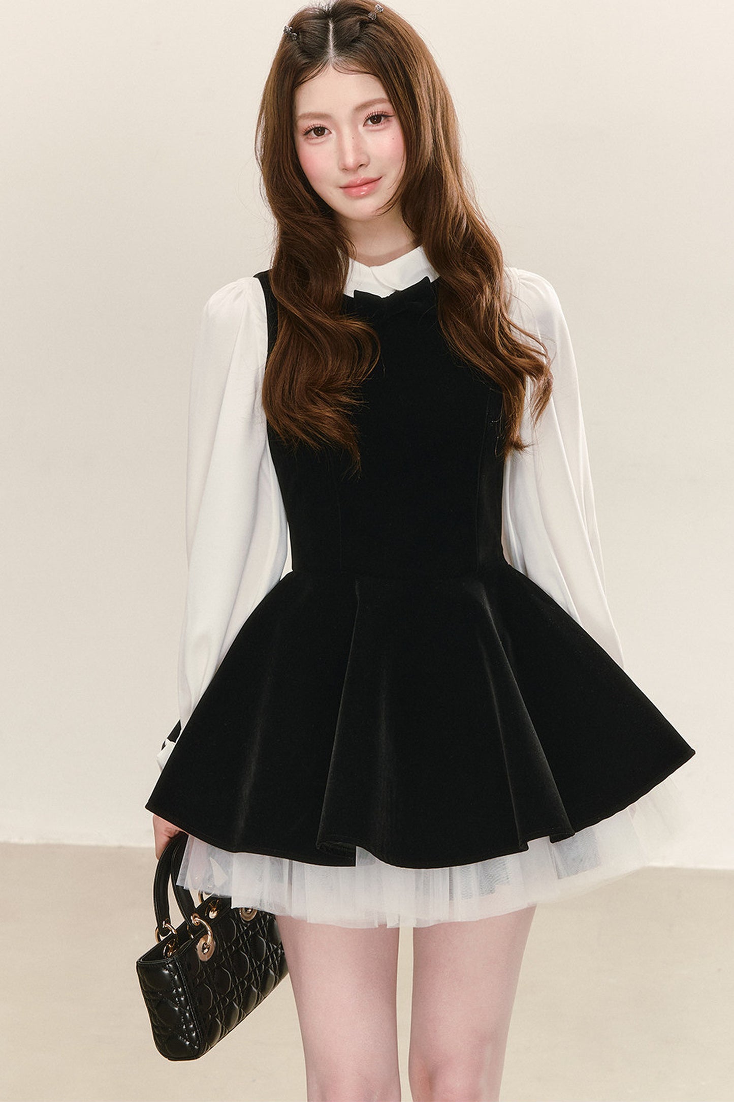 Conjunto de vestido de terciopelo negro con camisa