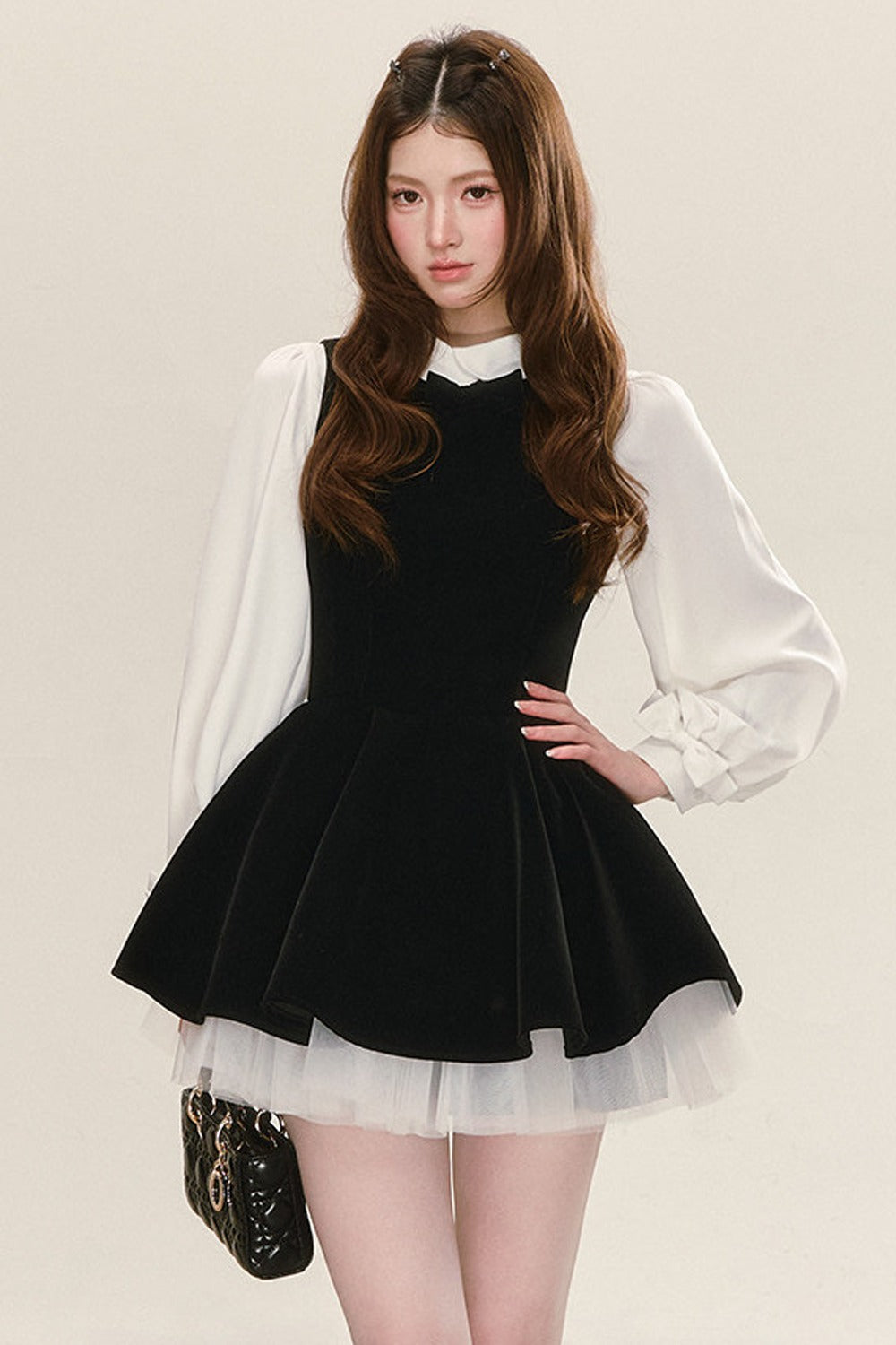 Conjunto de vestido de terciopelo negro con camisa