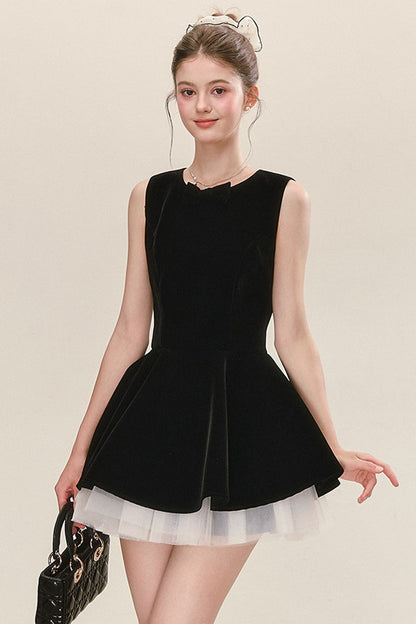 Conjunto de vestido de terciopelo negro con camisa