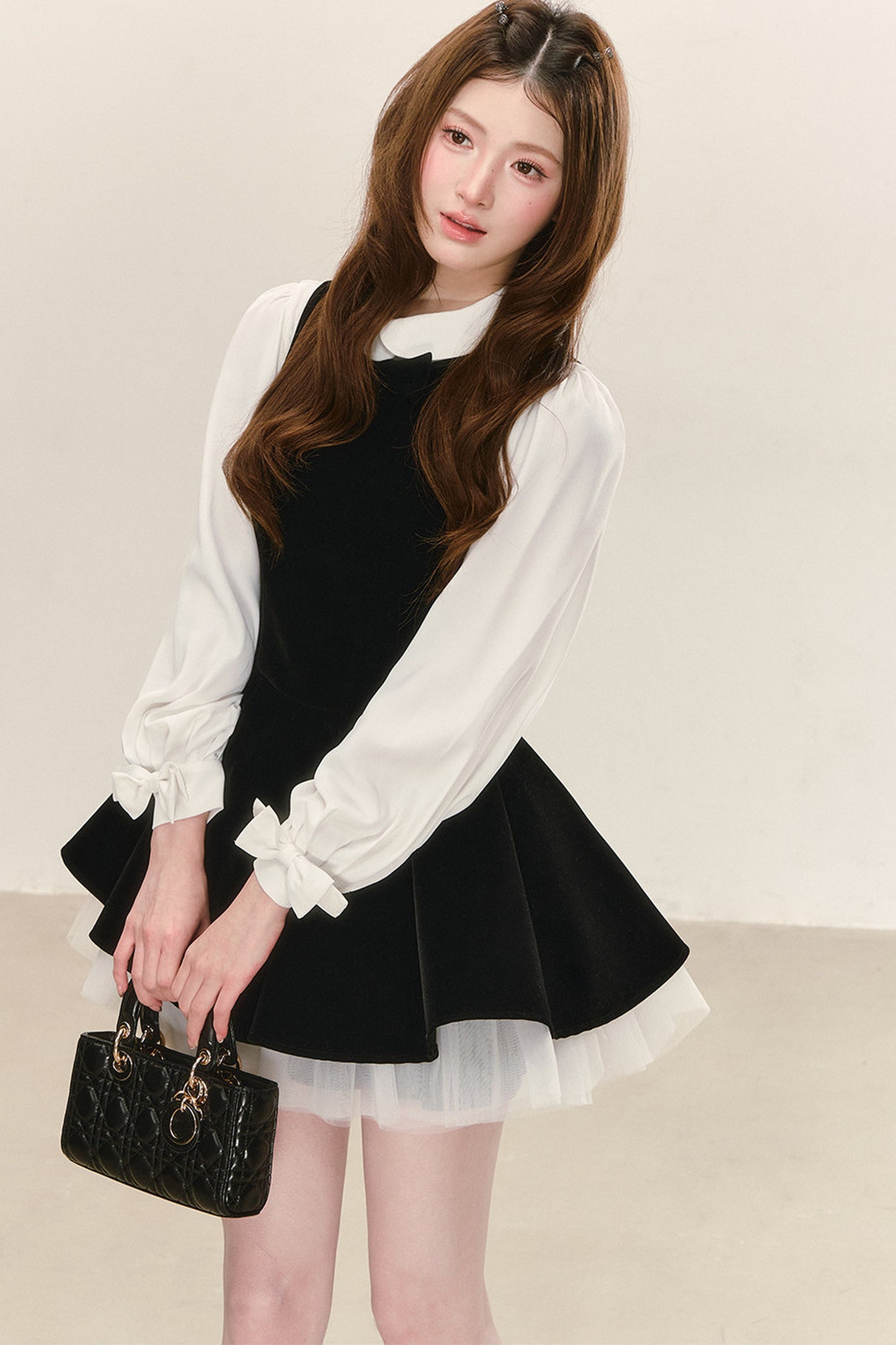Conjunto de vestido de terciopelo negro con camisa