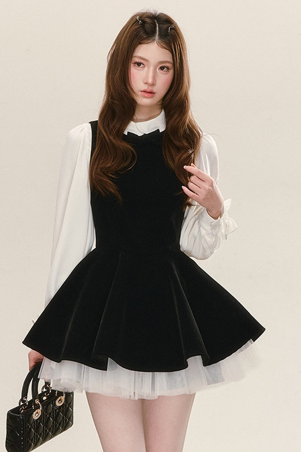 Conjunto de vestido de terciopelo negro con camisa
