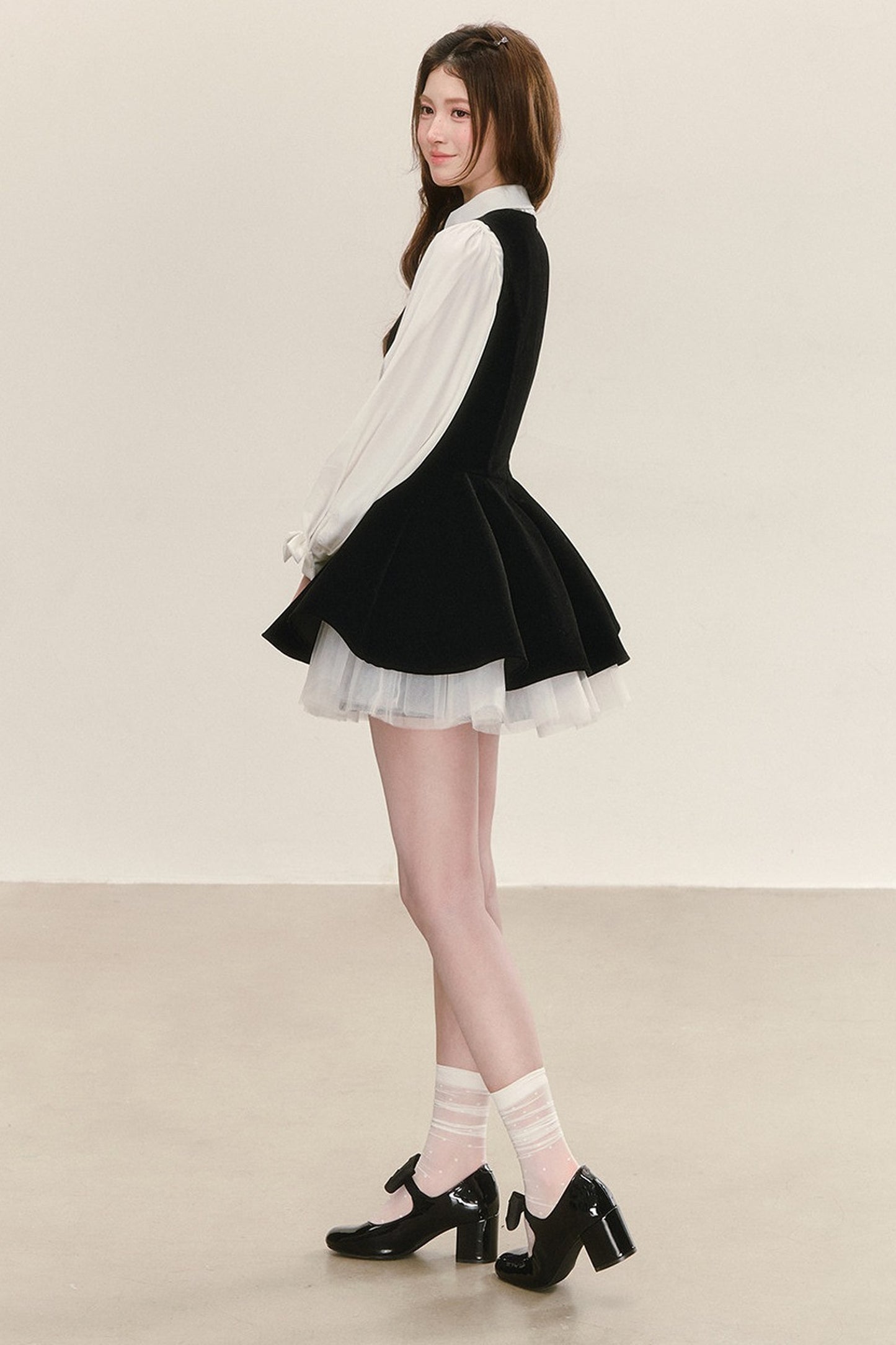 Conjunto de vestido de terciopelo negro con camisa