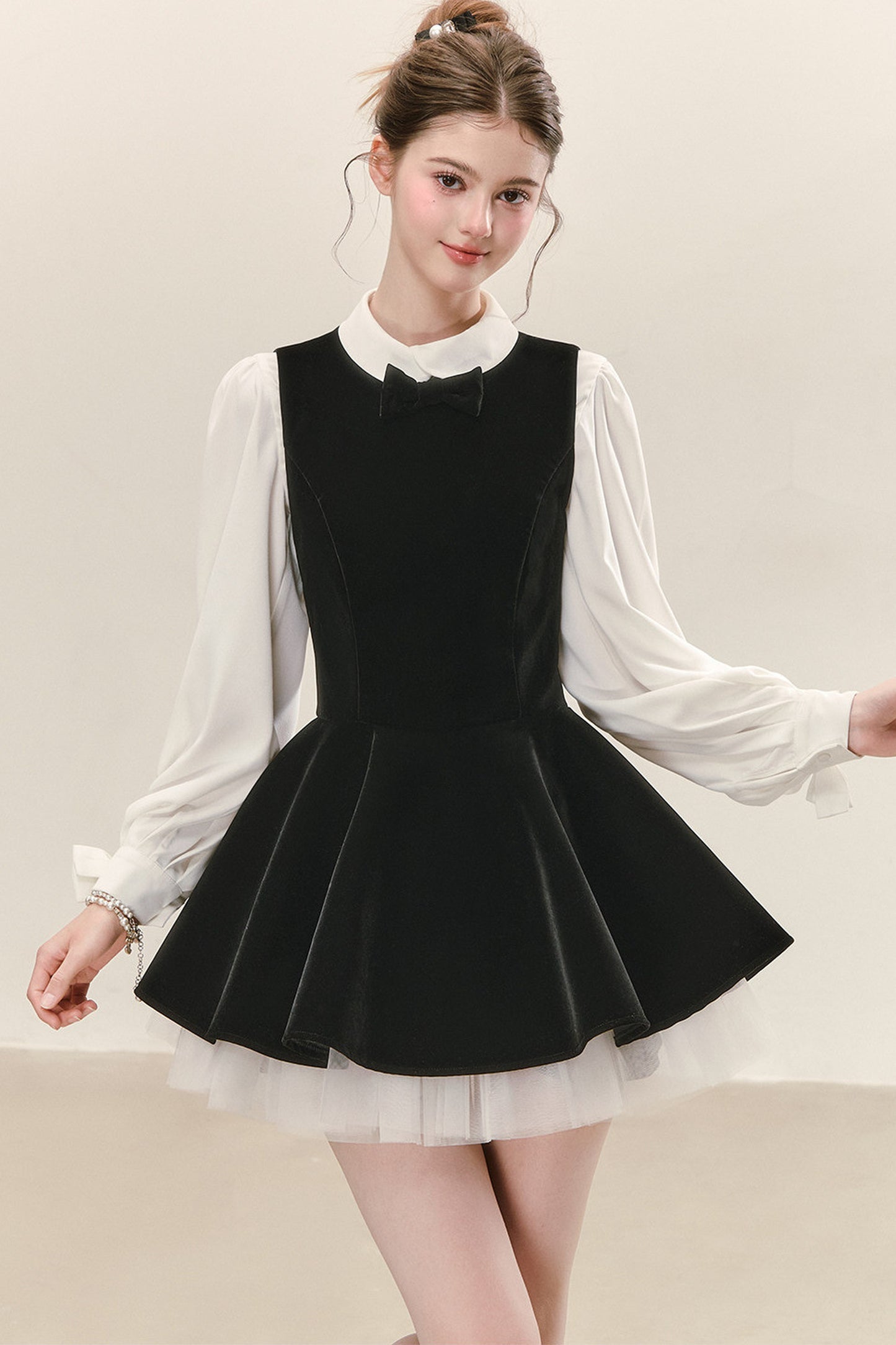 Conjunto de vestido de terciopelo negro con camisa