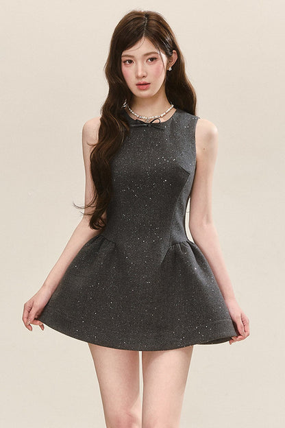 Graues ärmelloses Tank-Kleid und blaues Hemd-Set