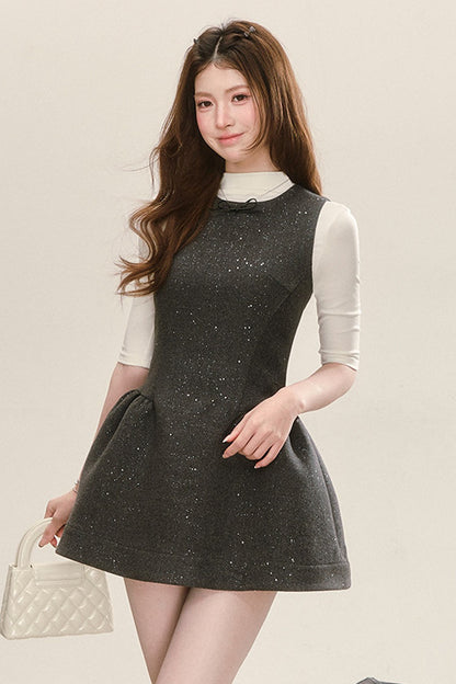 Graues ärmelloses Tank-Kleid und blaues Hemd-Set