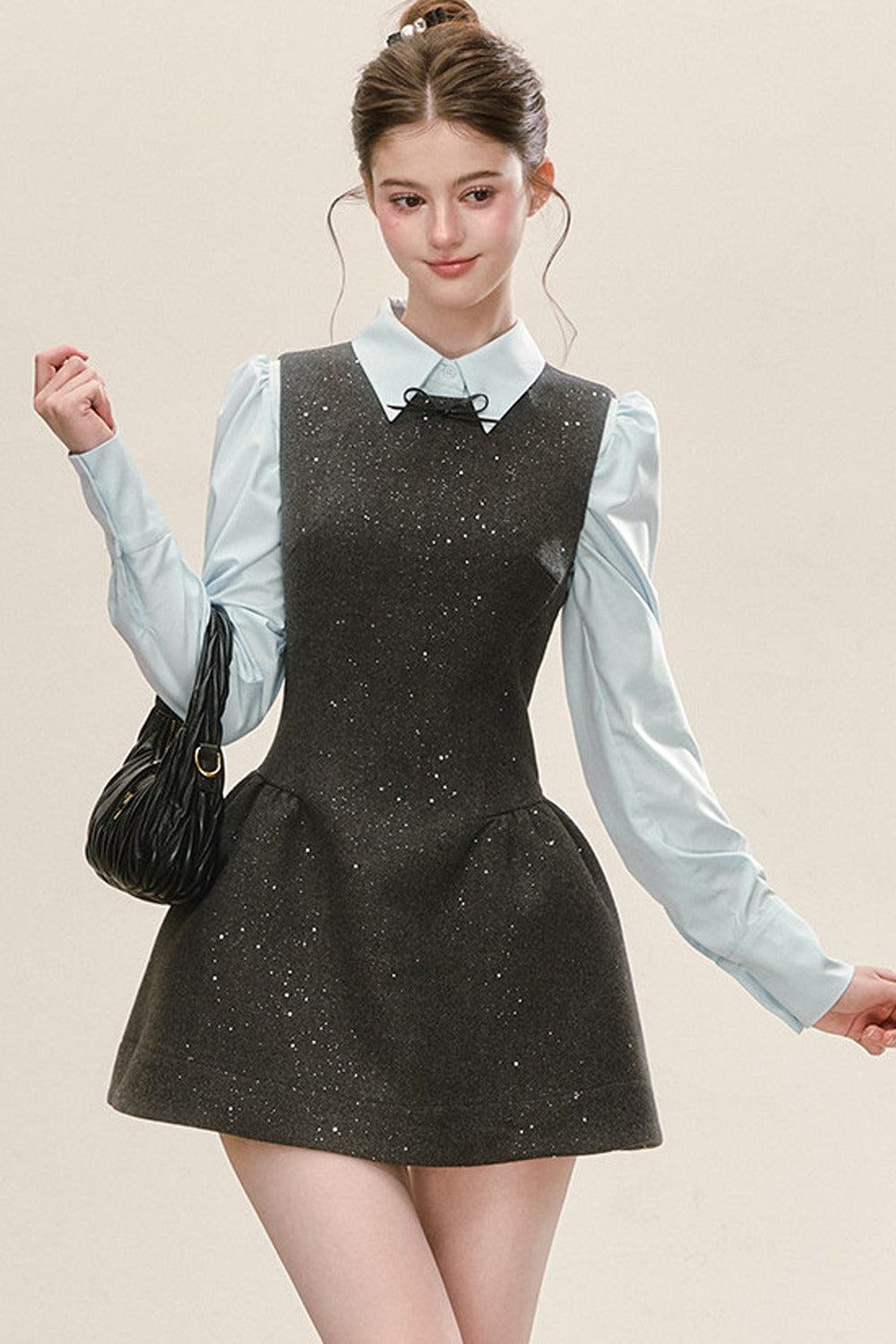 Graues ärmelloses Tank-Kleid und blaues Hemd-Set