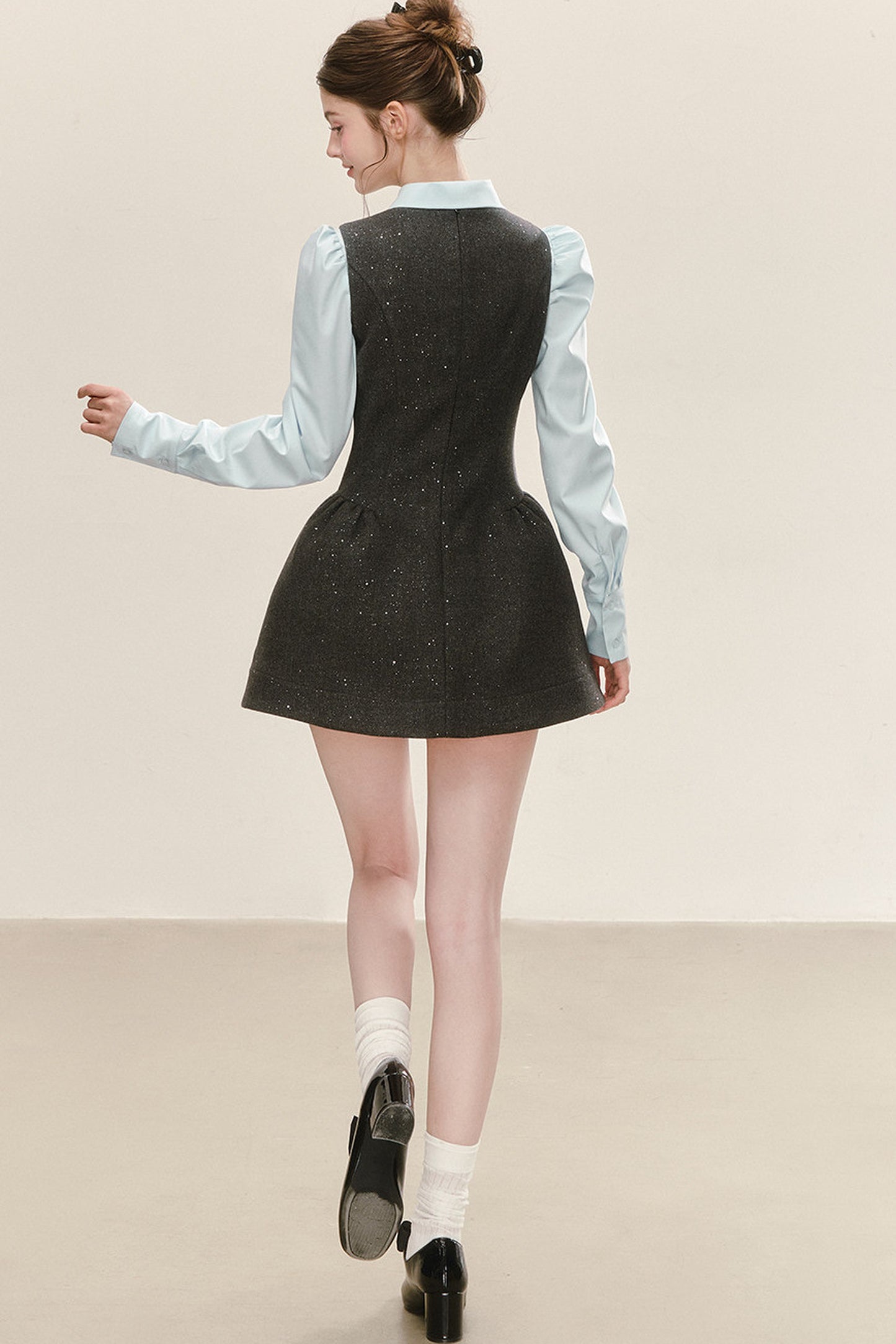 Graues ärmelloses Tank-Kleid und blaues Hemd-Set