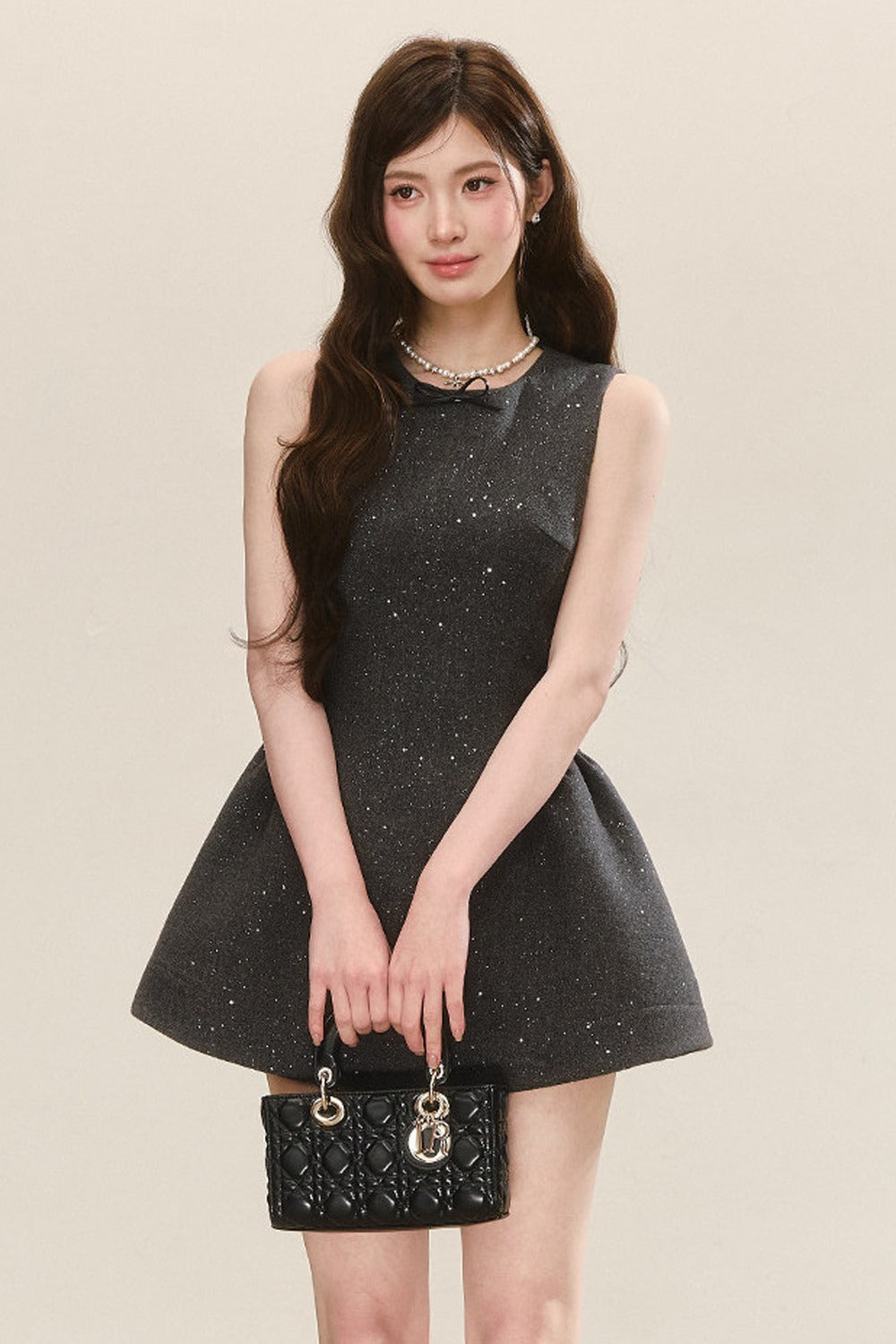 Graues ärmelloses Tank-Kleid und blaues Hemd-Set
