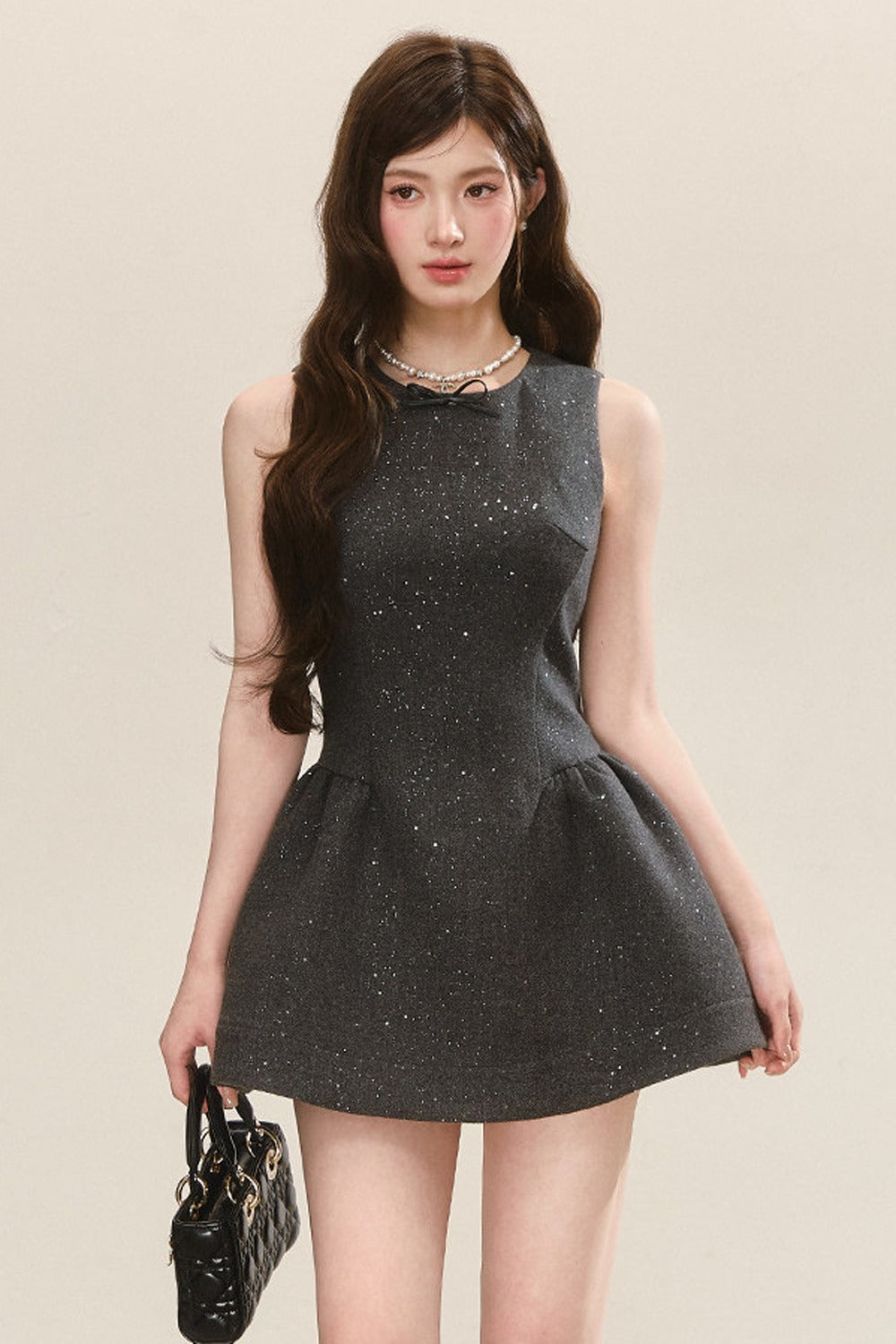 Graues ärmelloses Tank-Kleid und blaues Hemd-Set