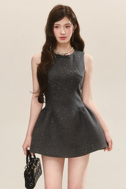 Graues ärmelloses Tank-Kleid und blaues Hemd-Set