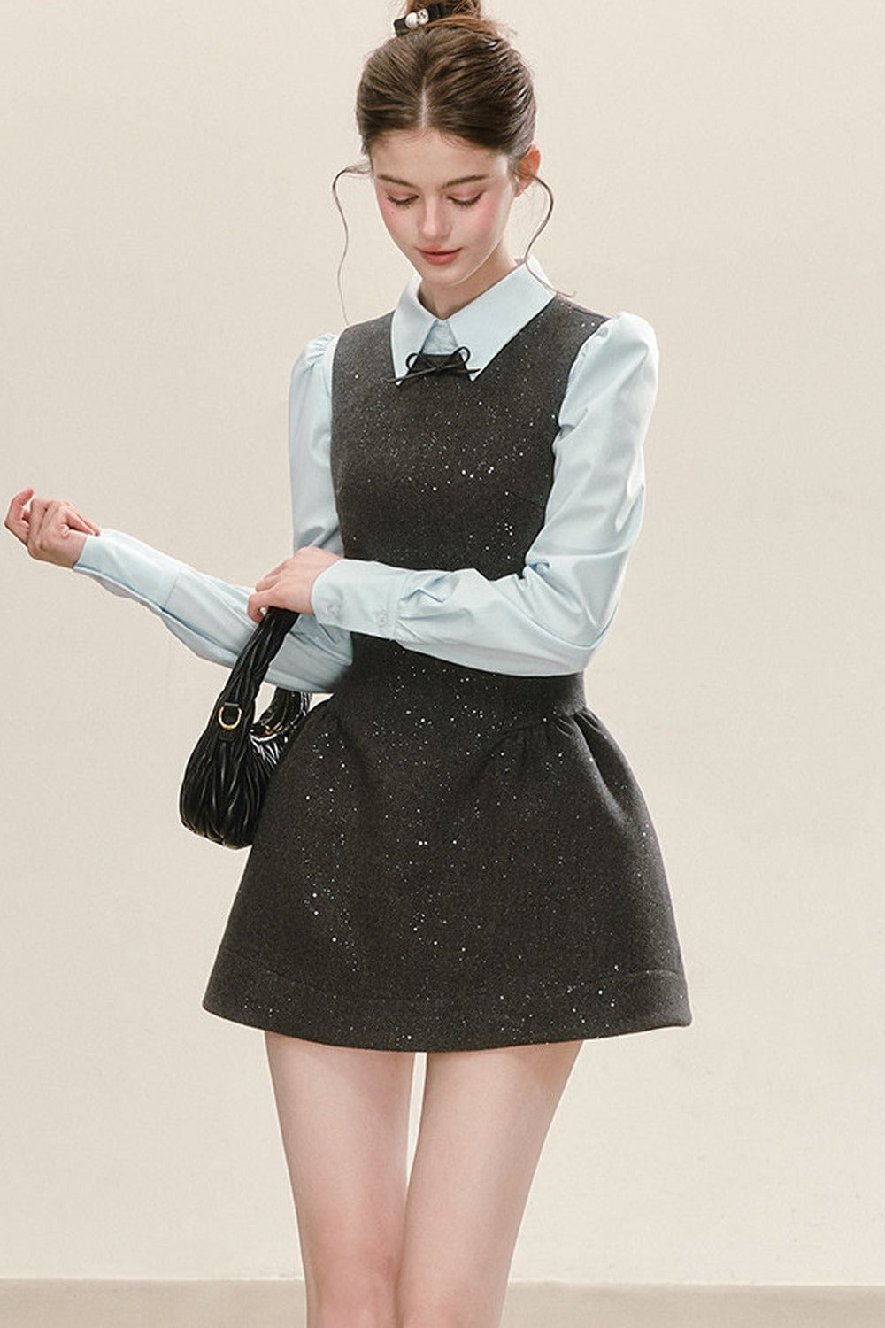 Graues ärmelloses Tank-Kleid und blaues Hemd-Set
