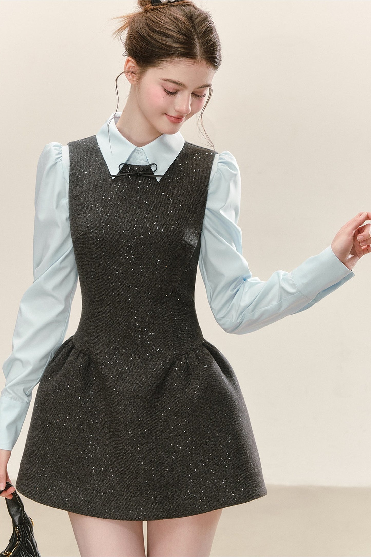 Graues ärmelloses Tank-Kleid und blaues Hemd-Set