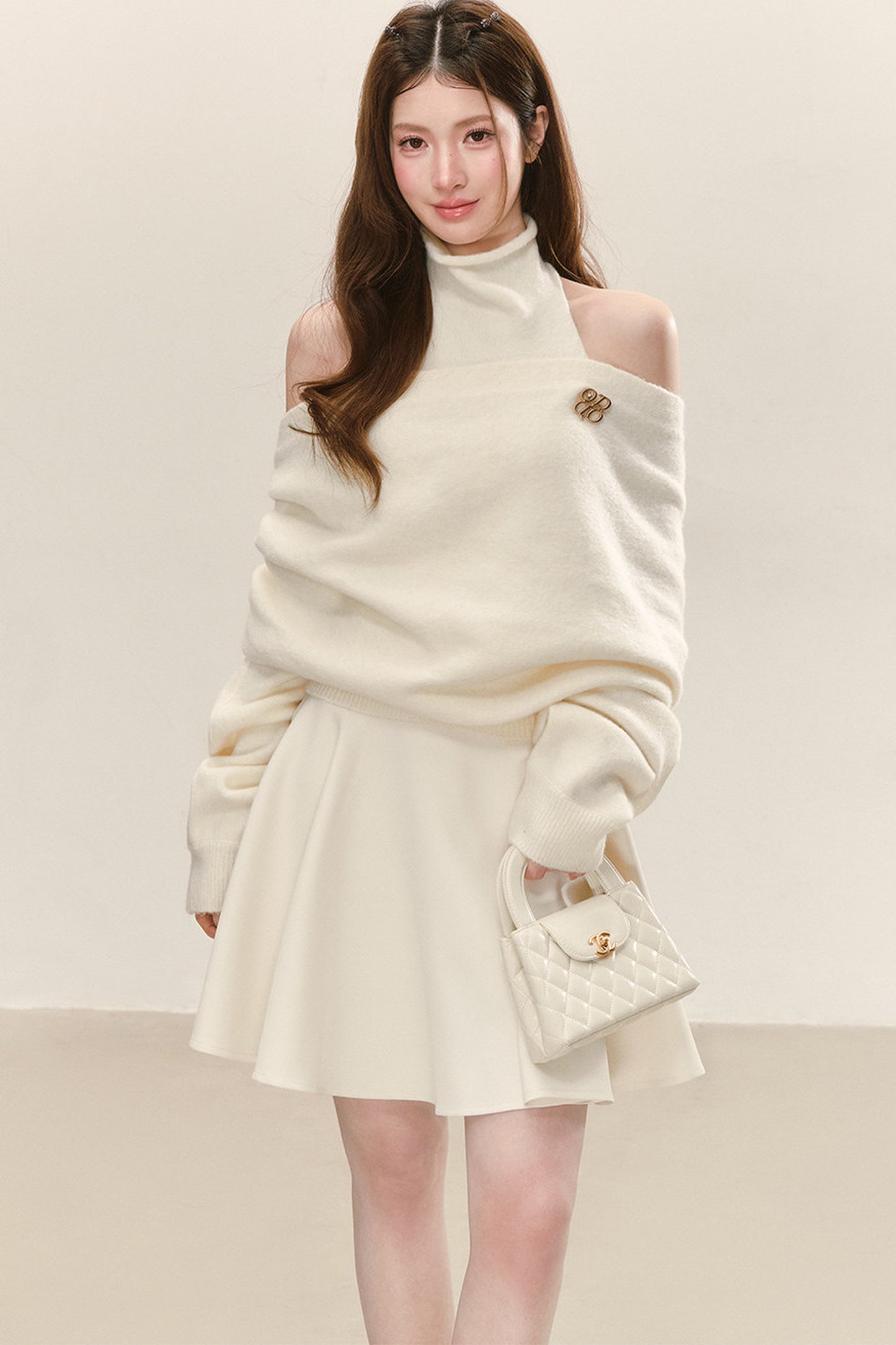 Cremefarbenes ärmelloses Rollkragenkleid mit schulterfreiem Pullover-Set