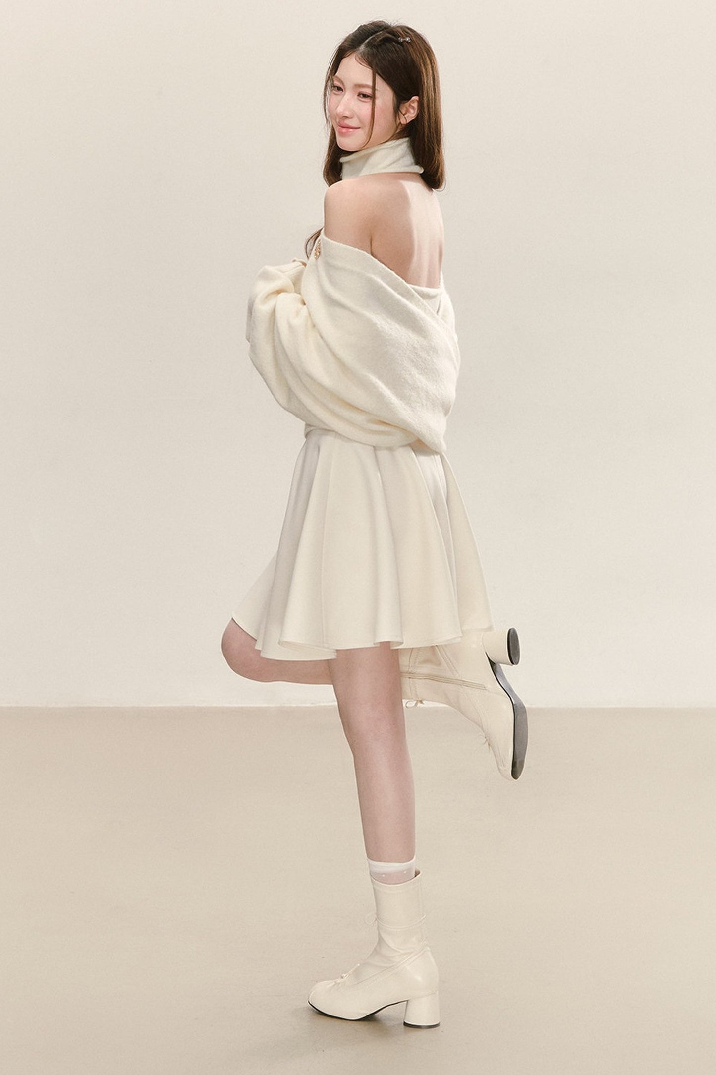 Cremefarbenes ärmelloses Rollkragenkleid mit schulterfreiem Pullover-Set