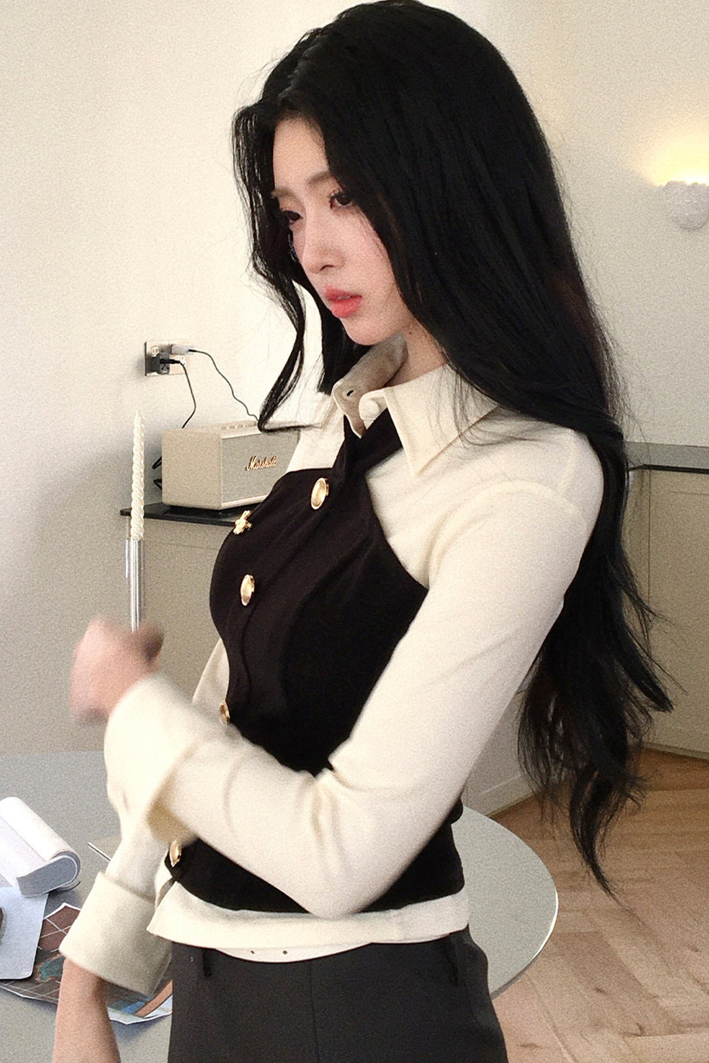 Top elegante nero e bianco a blocchi di colore