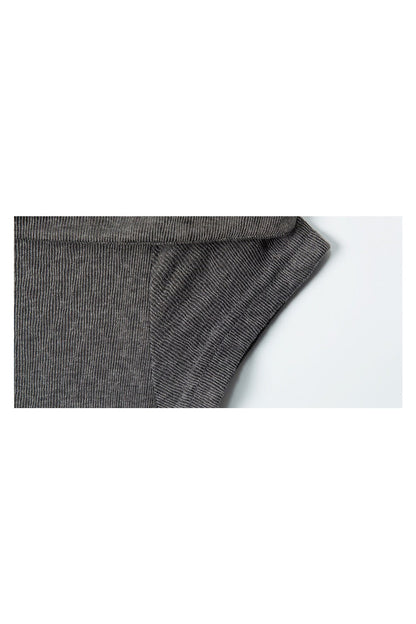 Top minimalista grigio con spalle scoperte