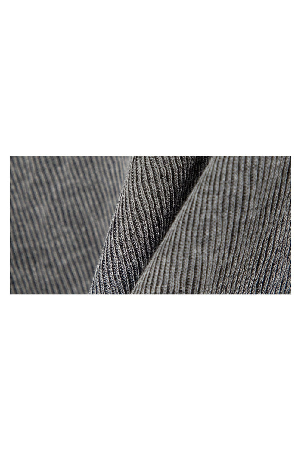 Top minimalista grigio con spalle scoperte