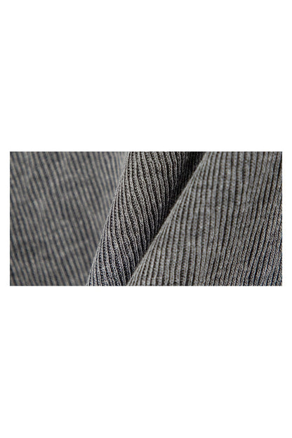 Top minimalista grigio con spalle scoperte