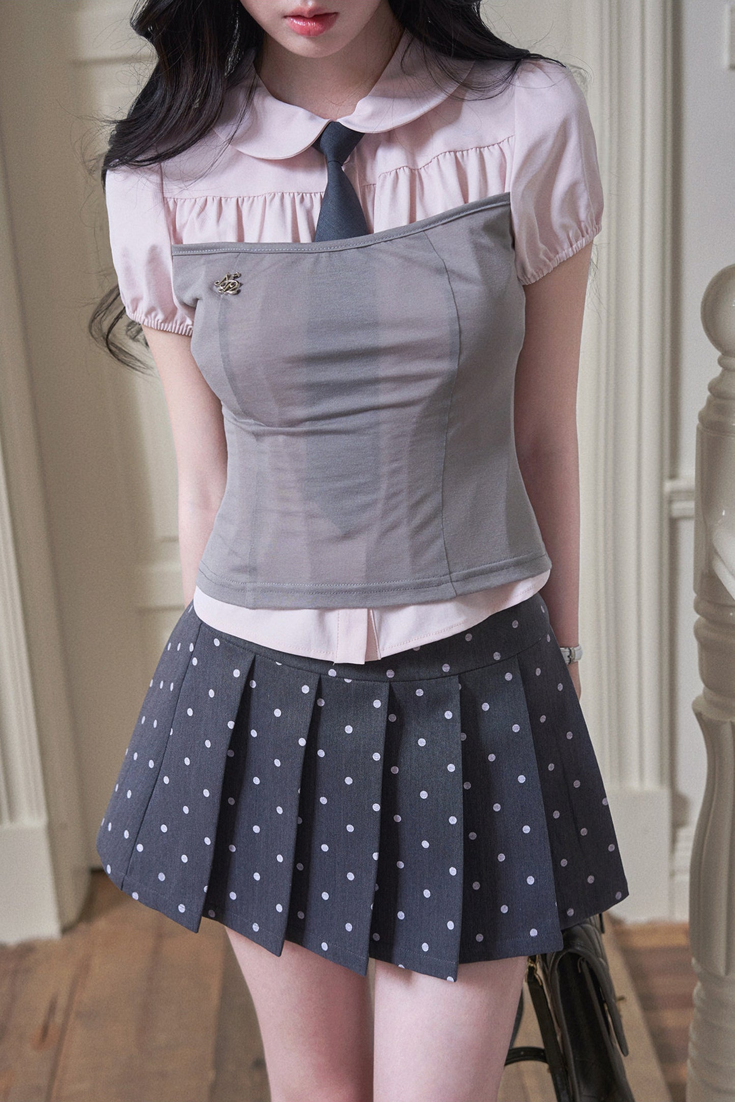 Gonna plissettata a pois e camicia con colletto alla Peter Pan