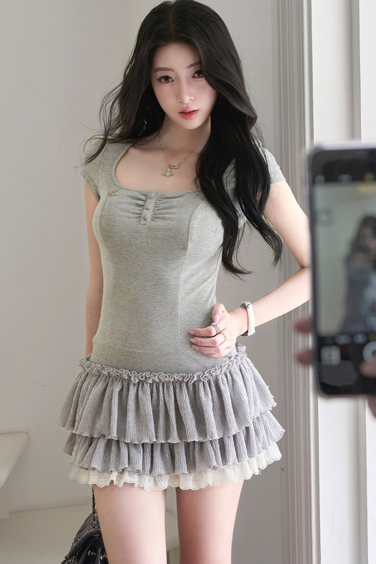Vestido gris de manga corta, línea A y falda de volantes