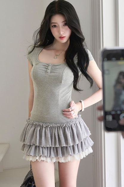 Vestido gris de manga corta, línea A y falda de volantes