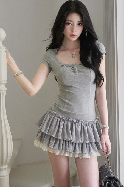 Vestido gris de manga corta, línea A y falda de volantes