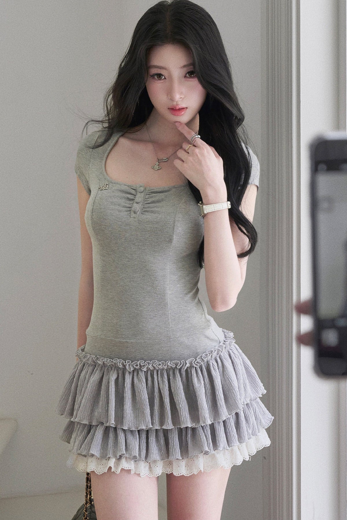 Vestido gris de manga corta, línea A y falda de volantes