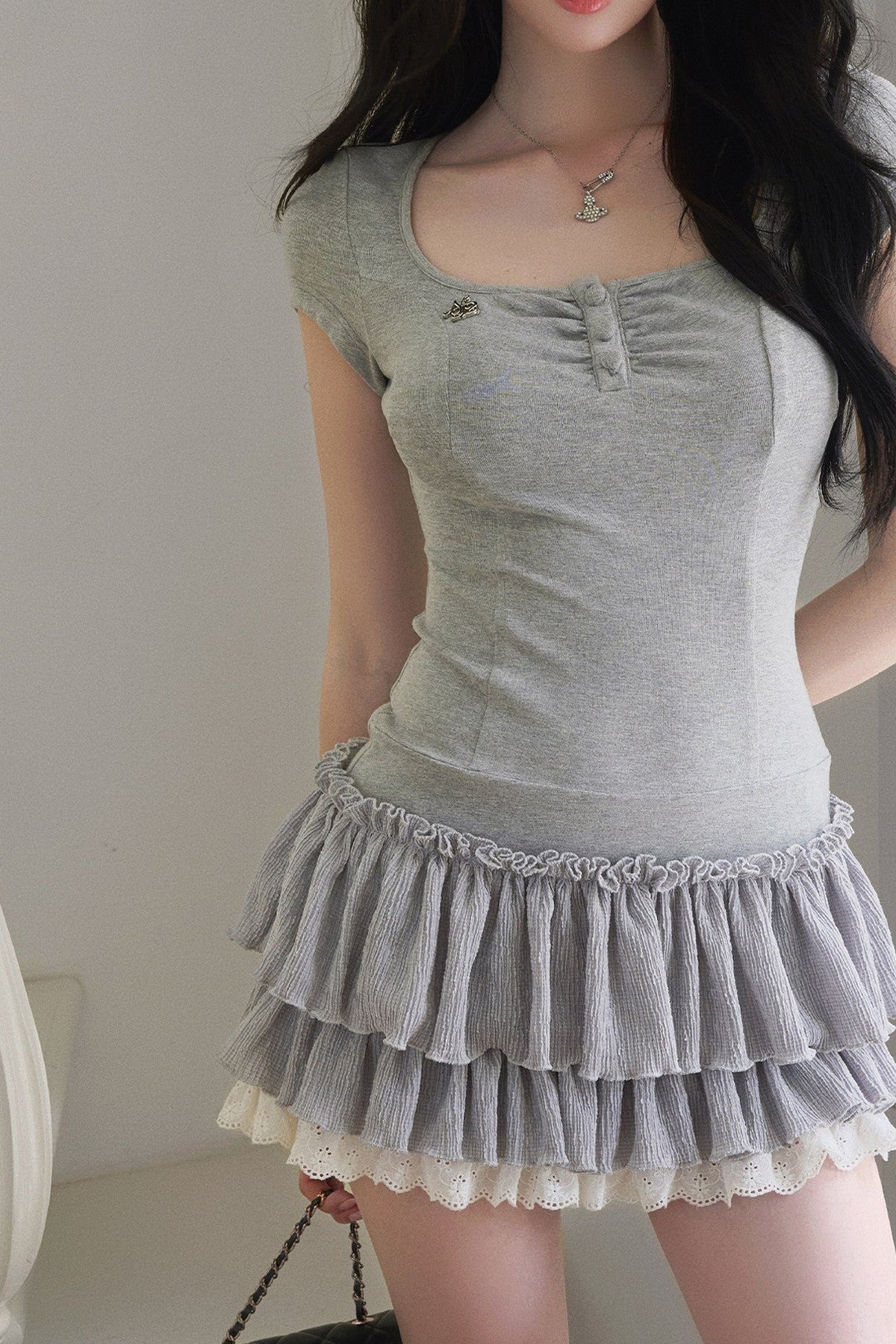 Vestido gris de manga corta, línea A y falda de volantes