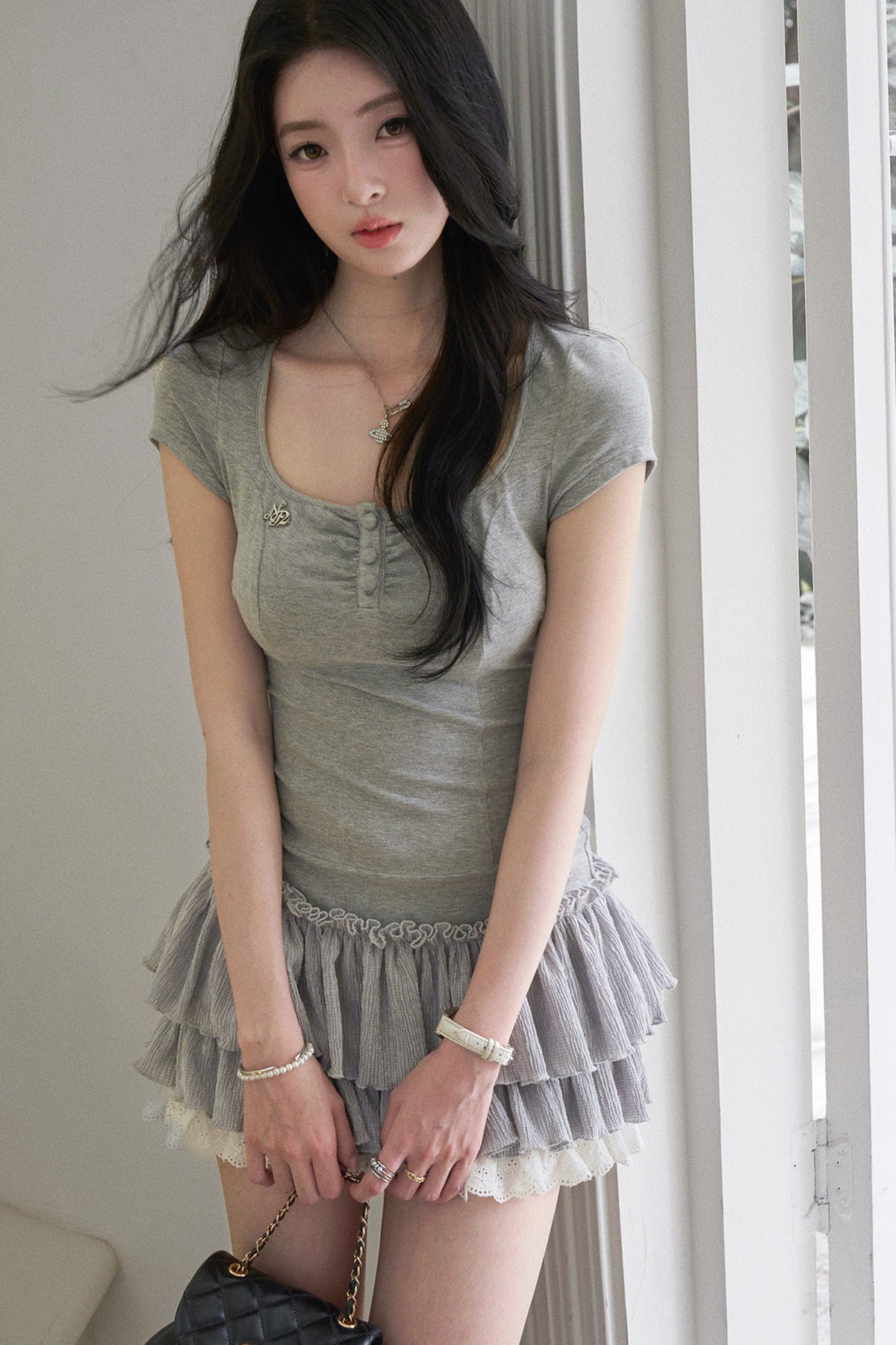 Vestido gris de manga corta, línea A y falda de volantes