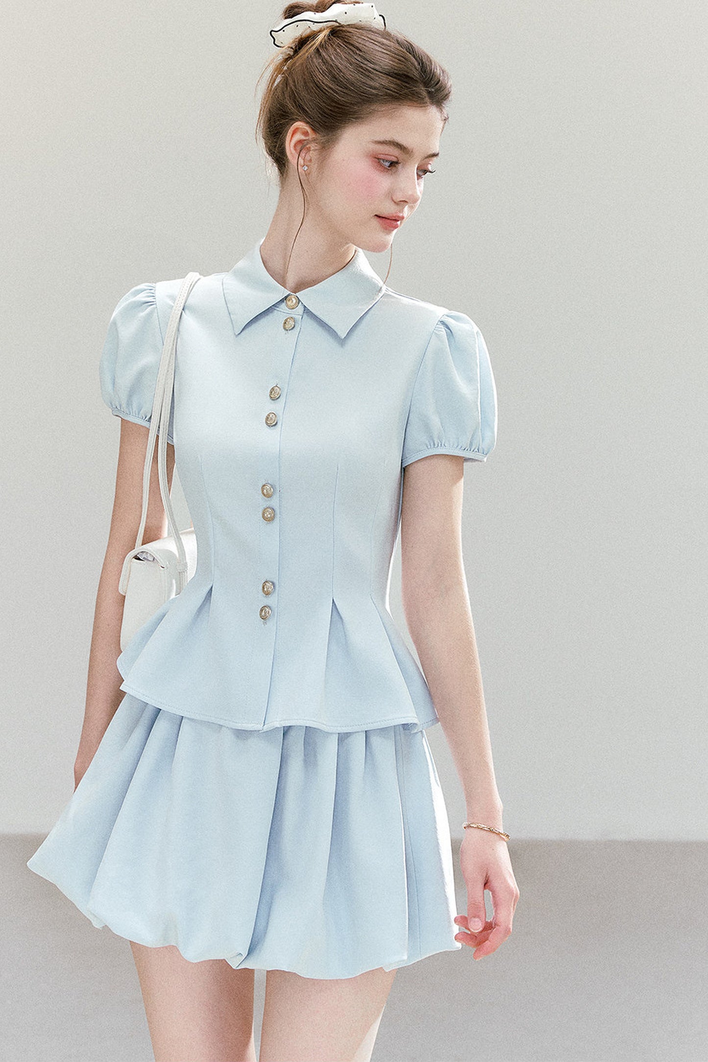 Completo camicia a maniche a sbuffo e gonna azzurro chiaro