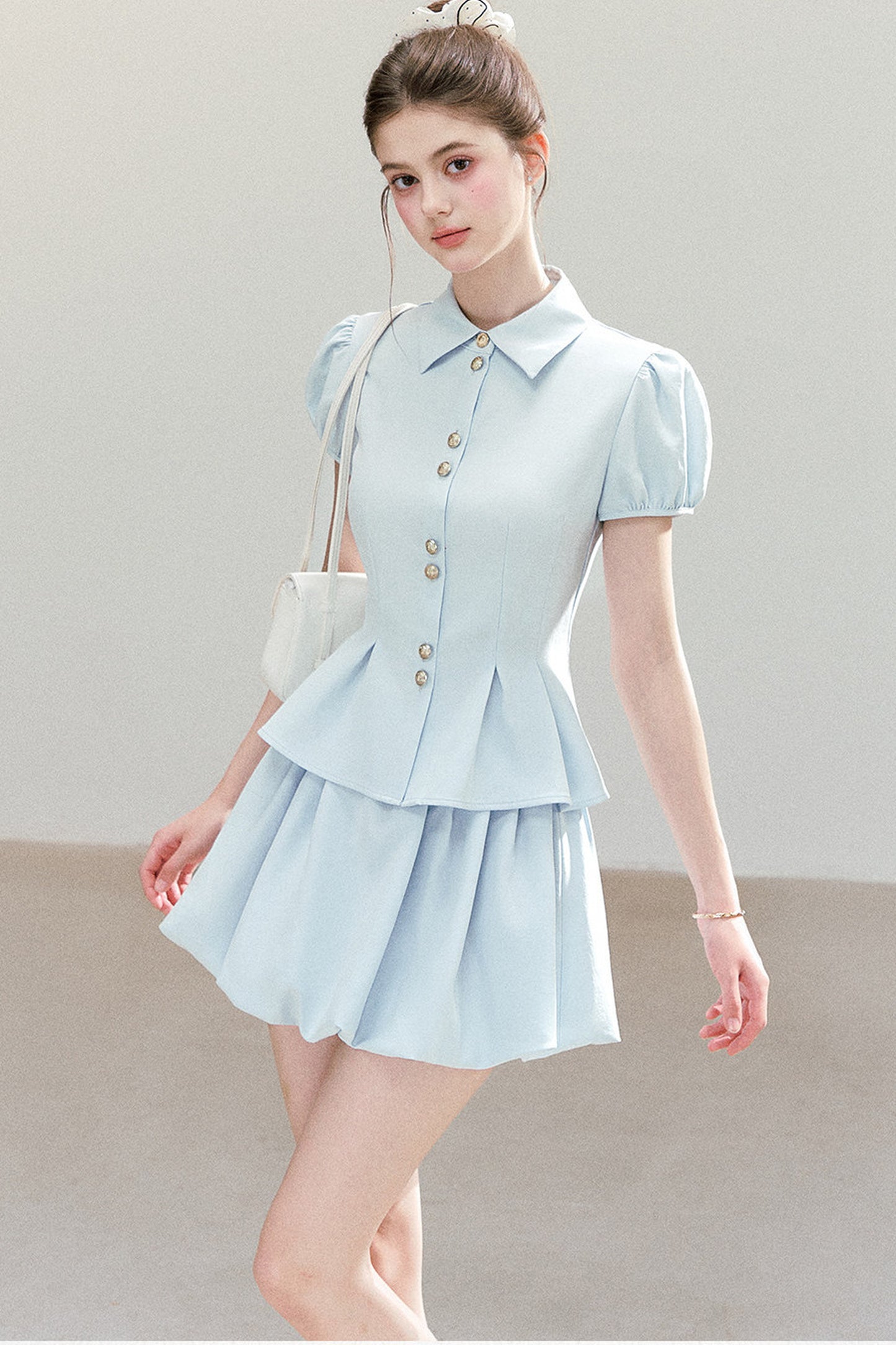 Completo camicia a maniche a sbuffo e gonna azzurro chiaro