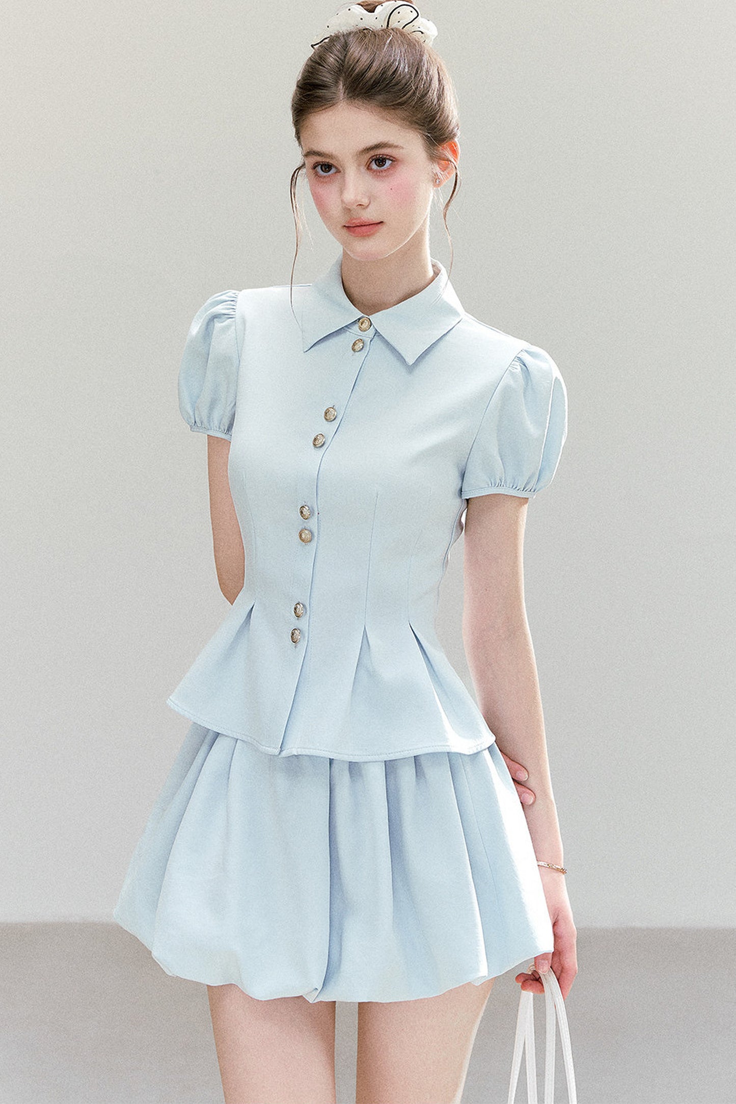 Completo camicia a maniche a sbuffo e gonna azzurro chiaro