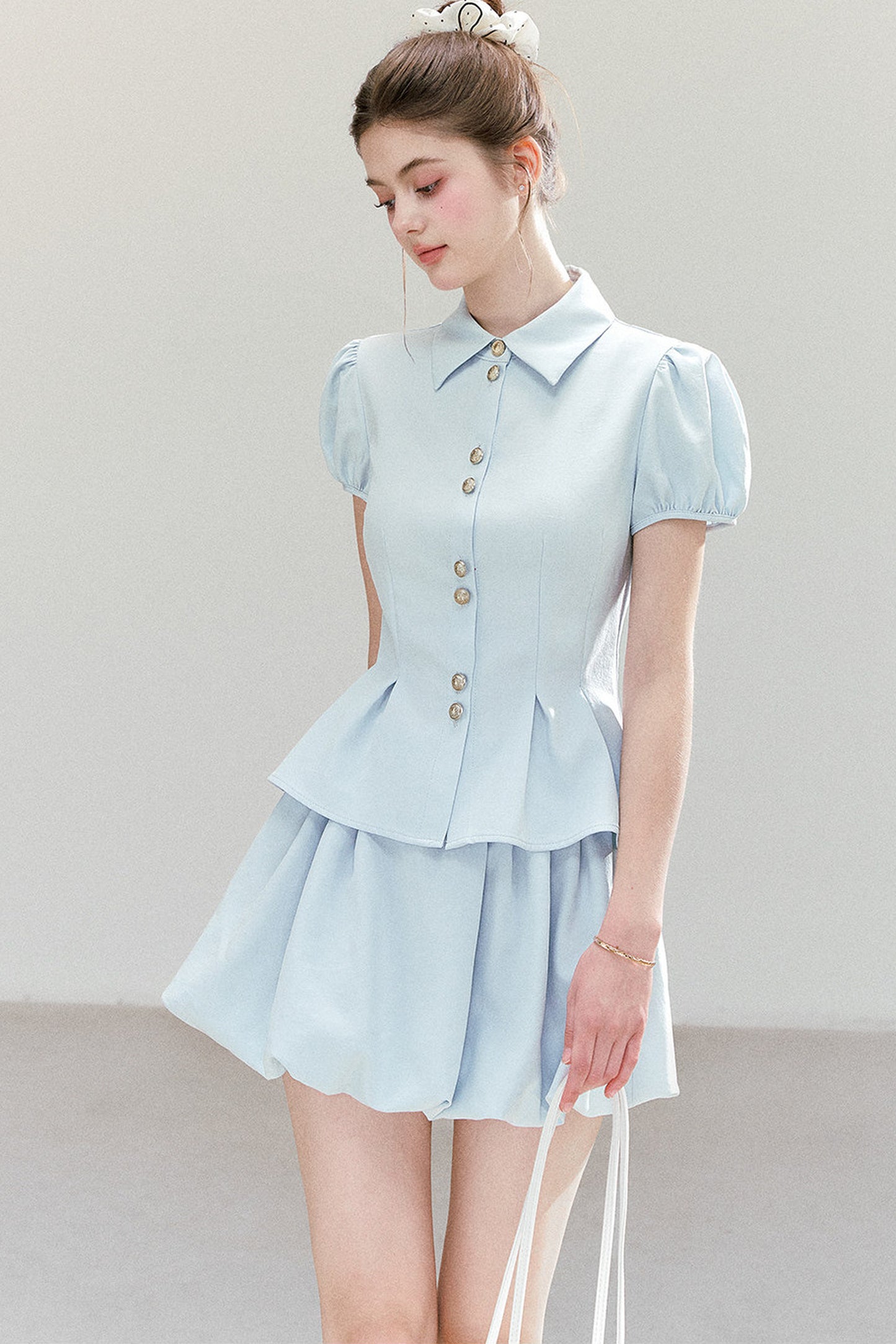 Completo camicia a maniche a sbuffo e gonna azzurro chiaro