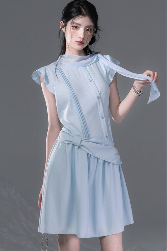 Kleid mit Schleife, diagonaler Knopfleiste und Band