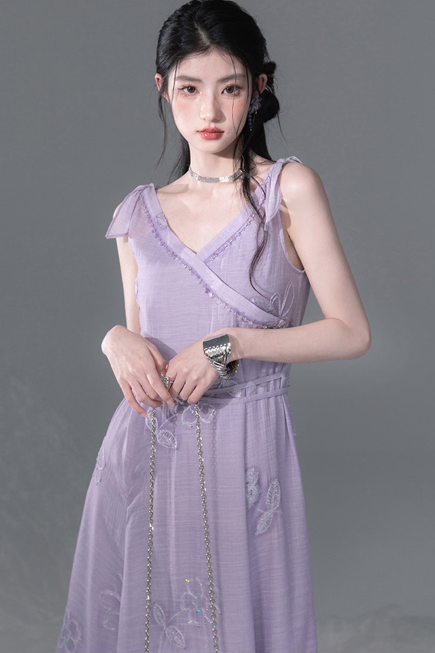 Set aus violettem Pailletten-Camisole und Kleid mit asymmetrischem Saum