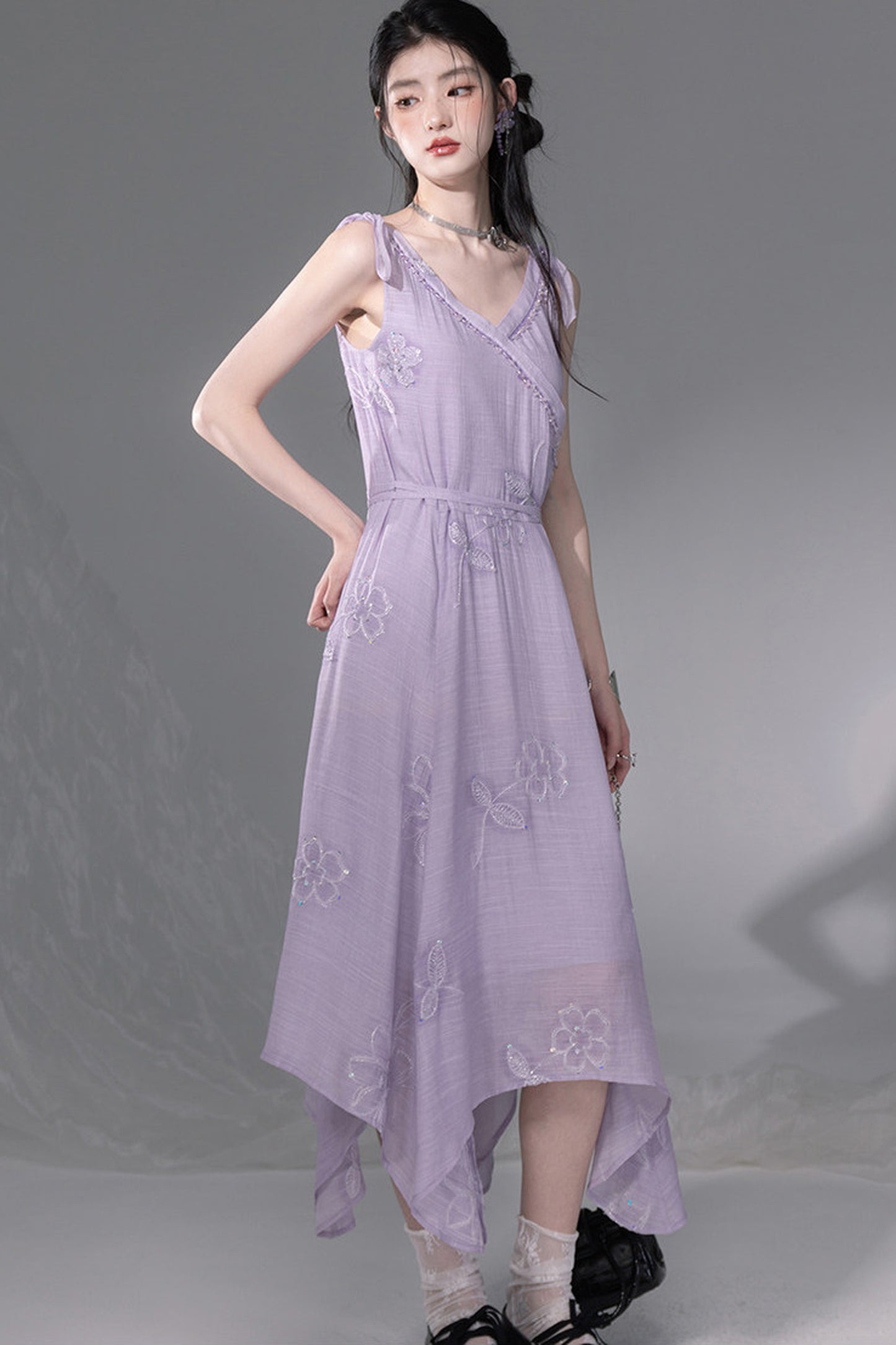 Set aus violettem Pailletten-Camisole und Kleid mit asymmetrischem Saum