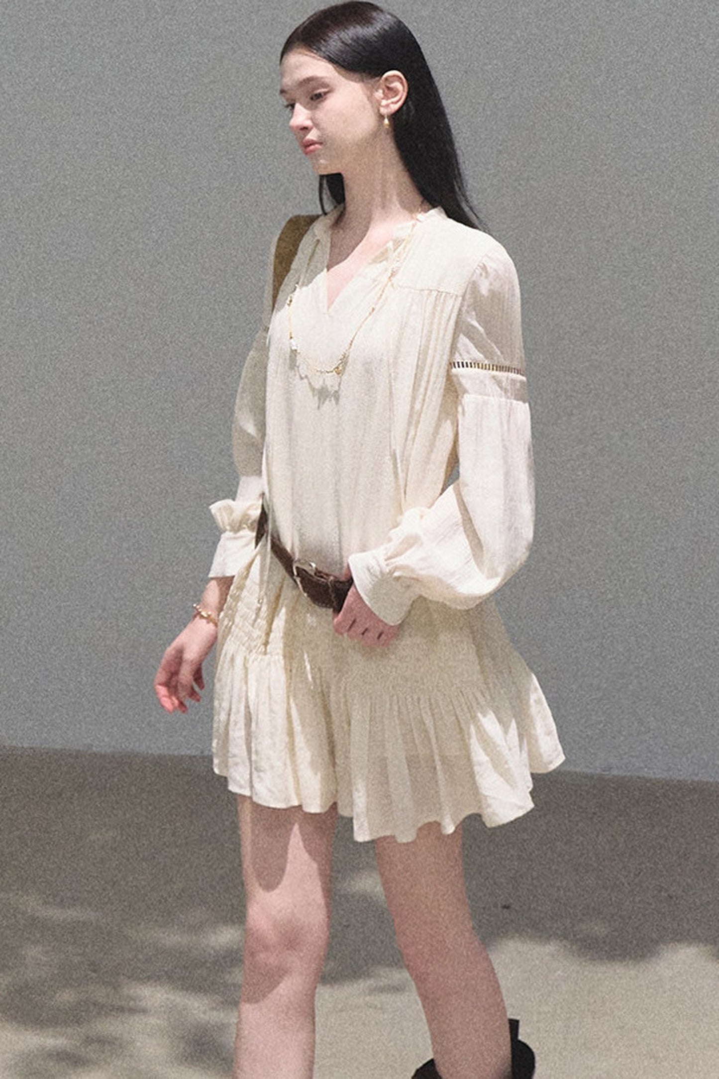 Ensemble robe-chemise blanche à manches longues et à volants