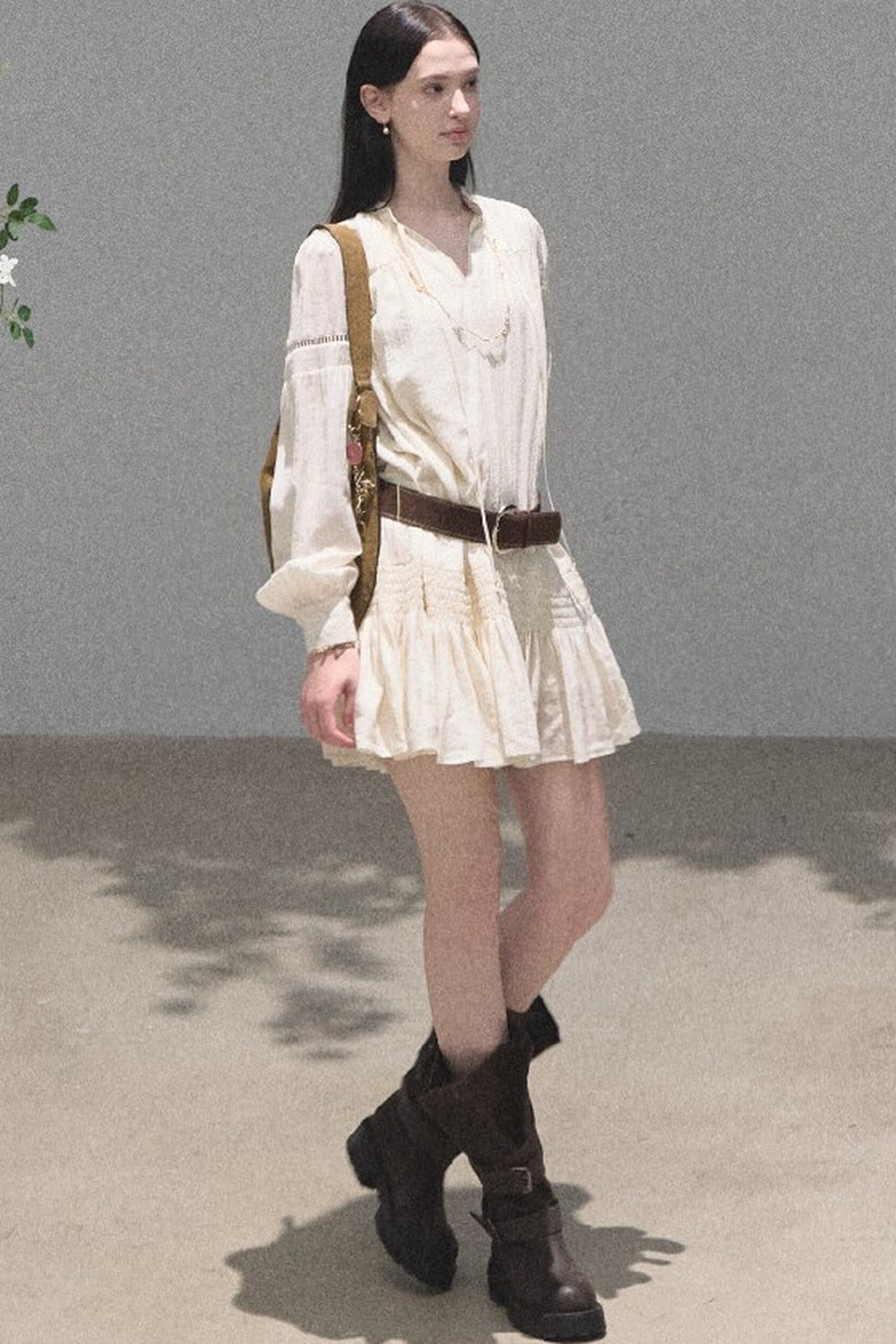 Ensemble robe-chemise blanche à manches longues et à volants