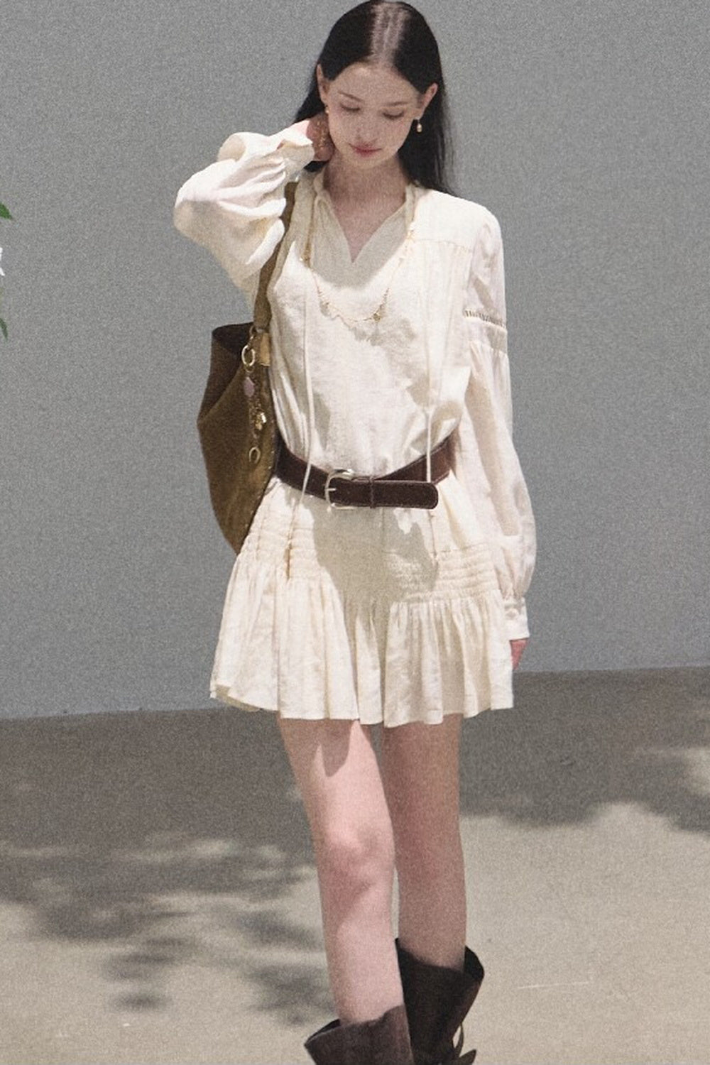 Ensemble robe-chemise blanche à manches longues et à volants