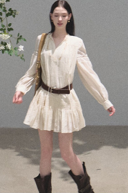 Ensemble robe-chemise blanche à manches longues et à volants