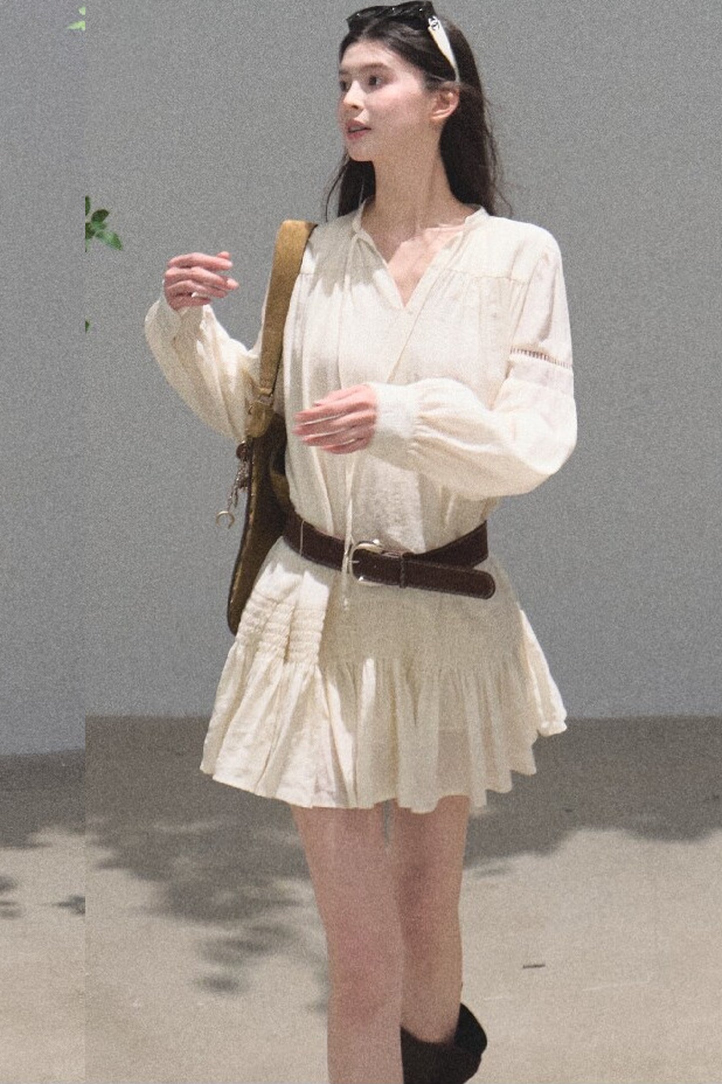 Ensemble robe-chemise blanche à manches longues et à volants