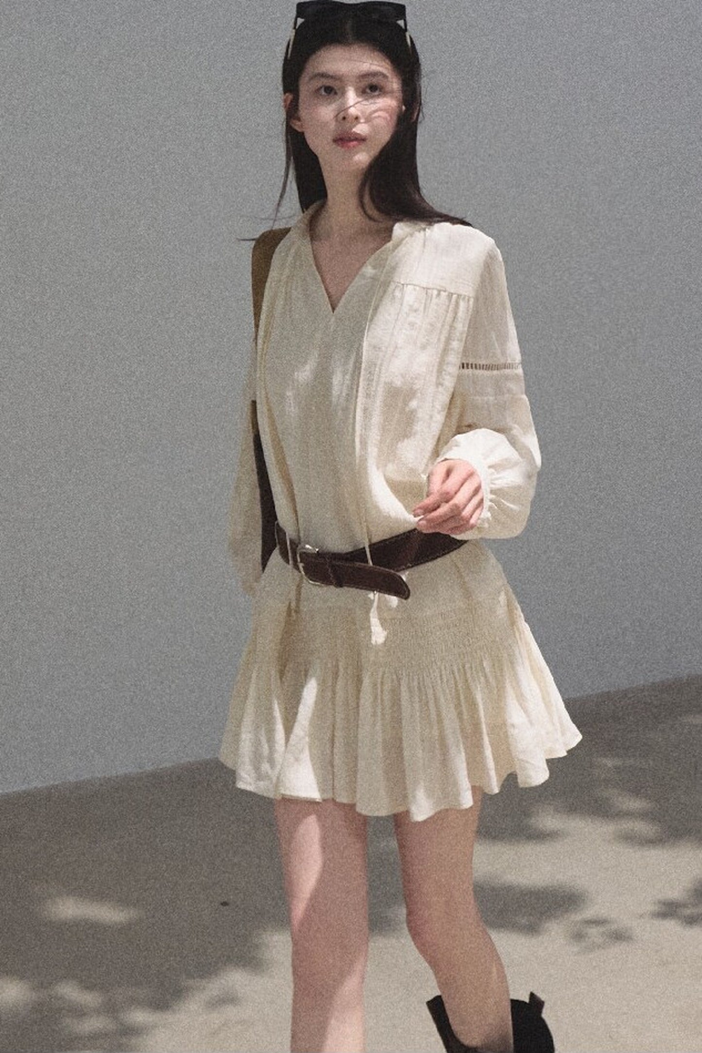 Ensemble robe-chemise blanche à manches longues et à volants