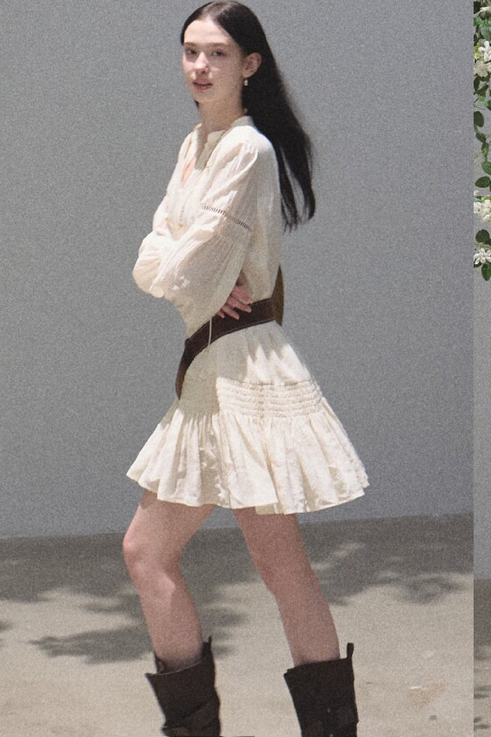 Ensemble robe-chemise blanche à manches longues et à volants