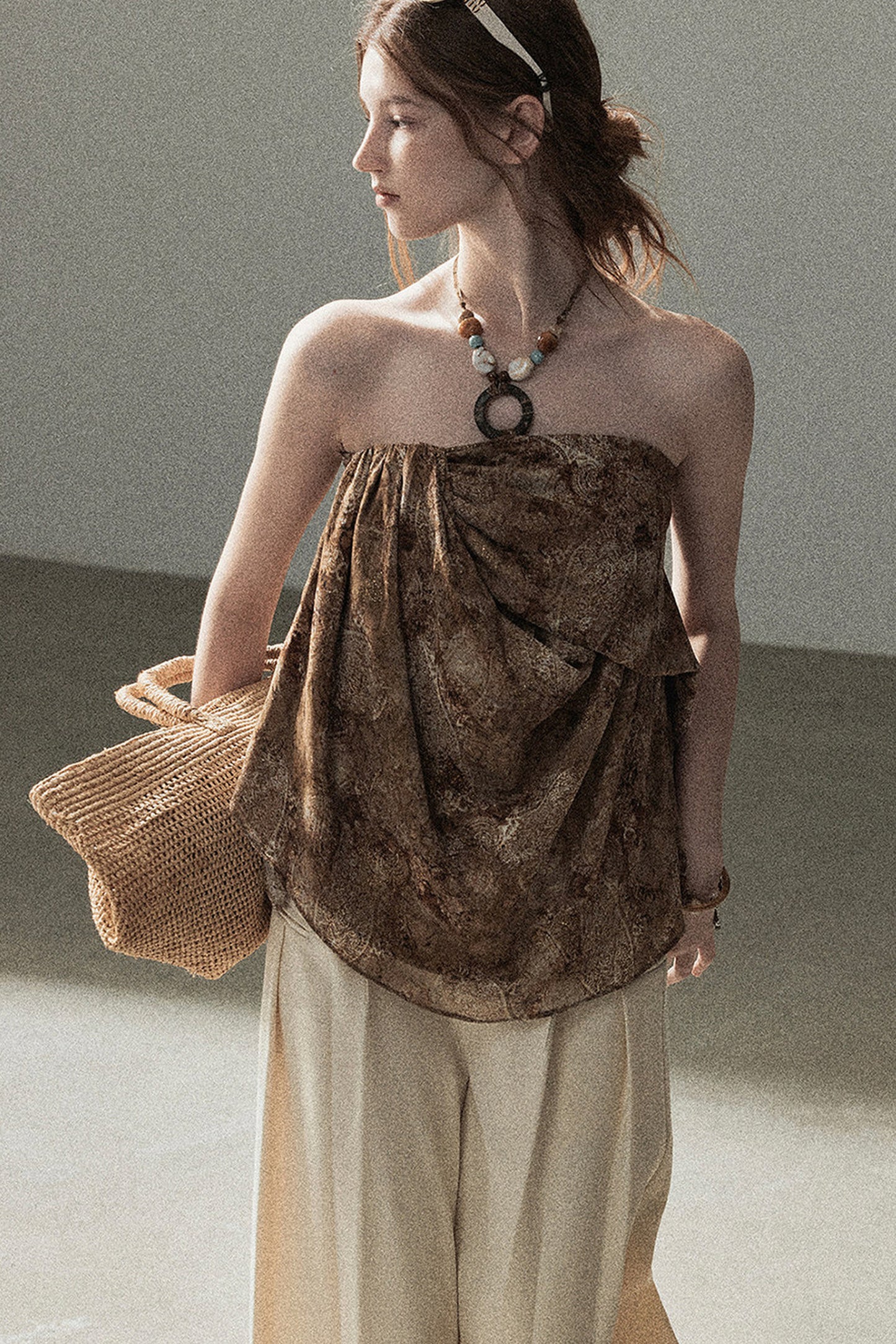 Ensemble haut sans manches esprit terre désolée et pantalon brun