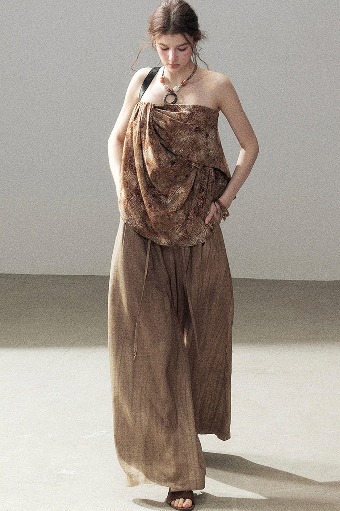 Ensemble haut sans manches esprit terre désolée et pantalon brun