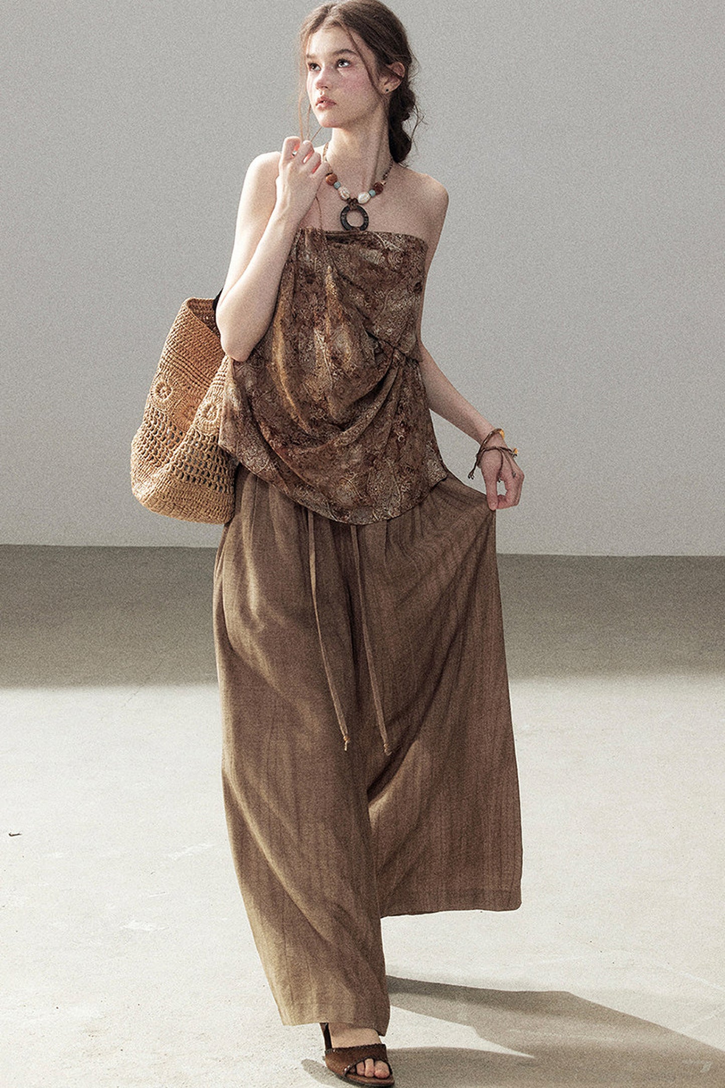Ensemble haut sans manches esprit terre désolée et pantalon brun