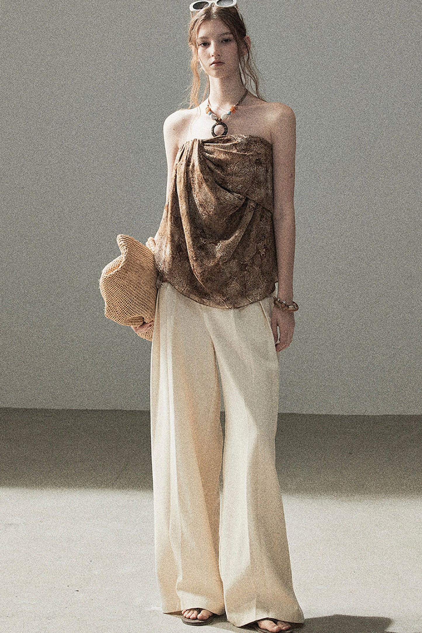 Ensemble haut sans manches esprit terre désolée et pantalon brun